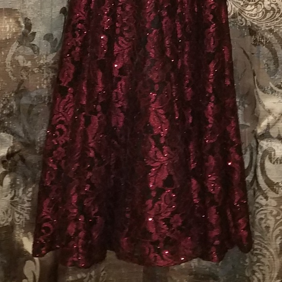 R&M, Red with black lace, Full length, Size 6 - Picture 7 of 8